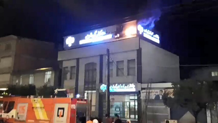 آتش گرفتن تابلو بانک رفاه کارگران در مازندران / فیلم
