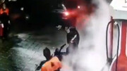 اقدام به خودسوزی عجیب یک مرد ایرانی در پمپ بنزین / فیلم