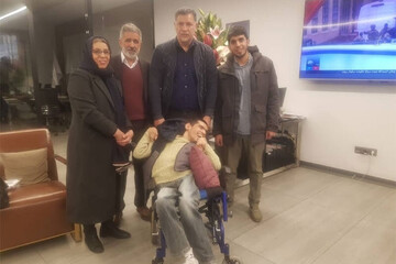 هدیه ویژه علی دایی به یک جوان معلول تهرانی / فیلم