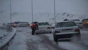 گرفتار شدن رانندگان در جاده اقلید به دلیل کولاک شدید برف / فیلم