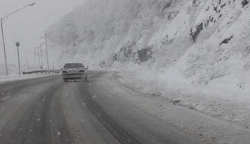 تصاویری از بارش شدید برف در جاده چالوس / فیلم