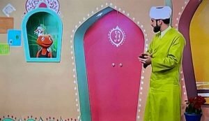 پوشش عجیب و رنگی یک روحانی در برنامه کودک شبکه قرآن / عکس