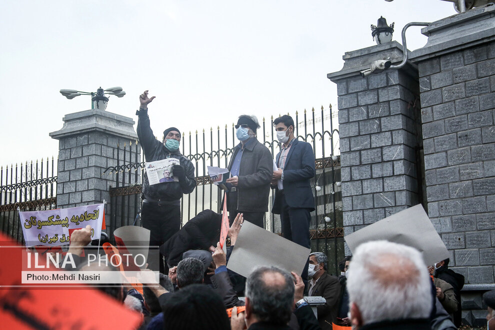 تجمع اعتراضی بازنشستگان مقابل مجلس؛  عمو قالیباف بودجه منو ساختی، پشت صحن انداختی! + تصاویر