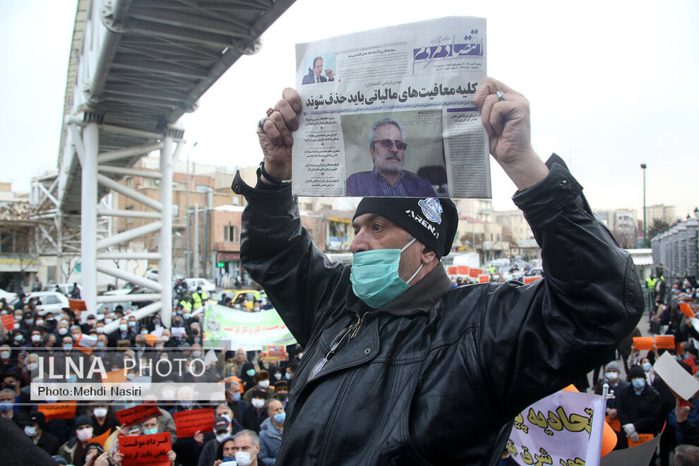 تجمع اعتراضی بازنشستگان مقابل مجلس؛  عمو قالیباف بودجه منو ساختی، پشت صحن انداختی! + تصاویر