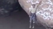 ویدیو هولناک از آویزان شدن عجیب مرد جوان از دهانه آتشفشان!