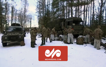 آموزش سخت سربازان در آب یخ‌ / فیلم