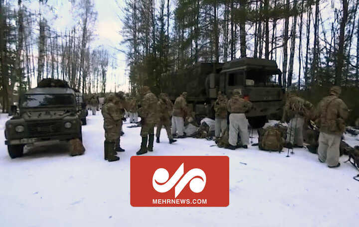 آموزش سخت سربازان در آب یخ‌ / فیلم