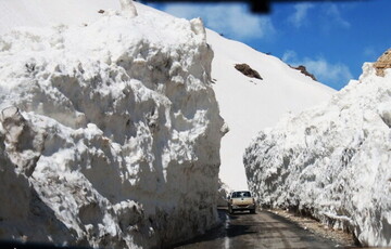 در گردنه " گله بادوش" الیگودرز ۶ متر برف بارید! / عکس