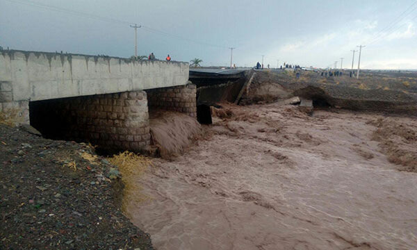لحظه تخریب پل پس از جاری شدن سیل در کرمان / فیلم