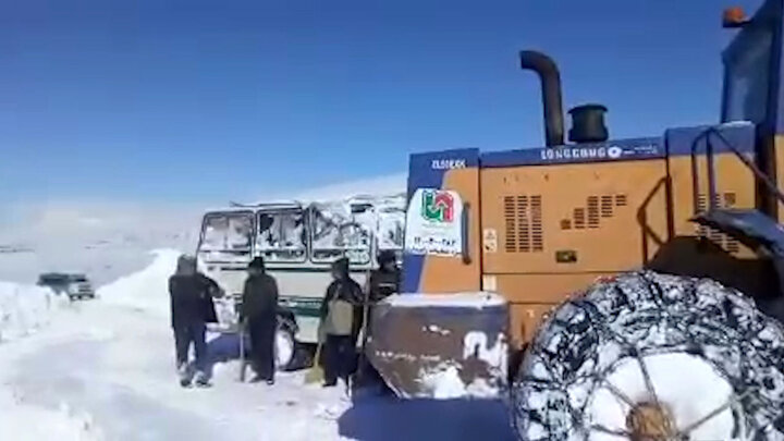 لحظه خارج کردن مینی بوس مدفون شده زیر برف توسط راهداری / فیلم