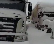 واژگونی کامیون هنگام بکسل کردن تراکتور  در جاده برفی / فیلم