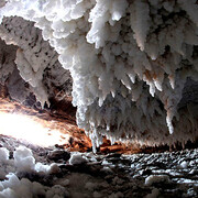 کشف غار نمکی در کوه های دشتی جاشک