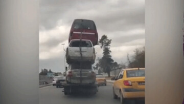 حمل عجیب و خطرناک خودرو با تریلی / فیلم
