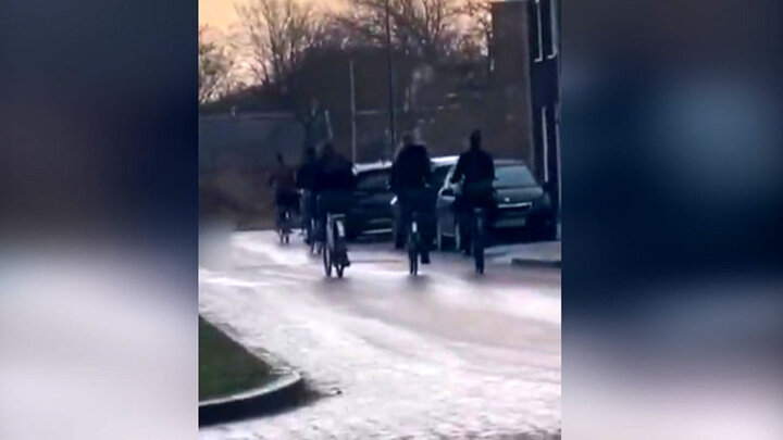 ویدیو خنده دار از سرخوردن دوچرخه سواران در جاده یخ زده 