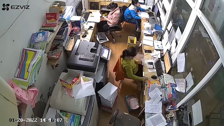 لحظه آتش گرفتن تلفن همراه یک زن در محل کارش / فیلم