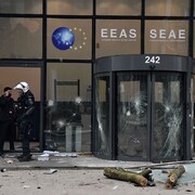 درگیری معترضان به قرنطینه در بروکسل با پلیس / پرچم اتحادیه اروپا به آتش کشیده شد