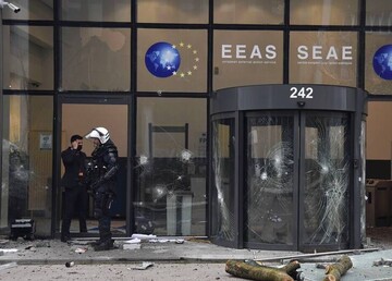حمله مردم بلژیک به دفتر اتحادیه اروپا در بروکسل / فیلم