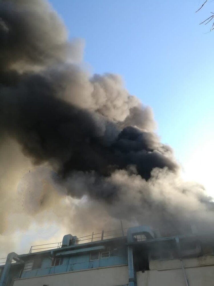 تصاویر آتش سوزی مسافرخانه در خیابان شوش تهران + جزییات ماجرا / فیلم و تصاویر
