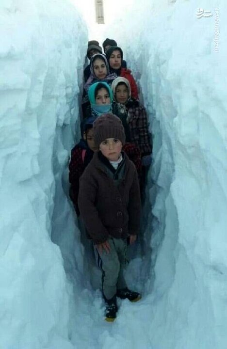 مردم برای عبور از برف در کردستان تونل زده‌اند! / عکس