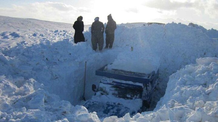 نجات جان راننده نیسانی مدفون شده زیر برف / فیلم