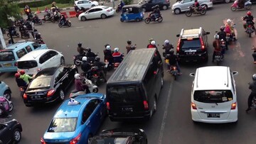 تصادف زنجیره‌ای وحشتناک در اندونزی به دلیل ترمز بریدن تریلی / فیلم