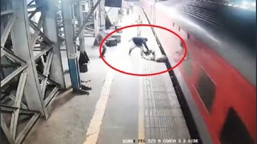 ویدیو دلخراش از لحظه سقوط مسافر حین سوار شدن به قطار در حال حرکت