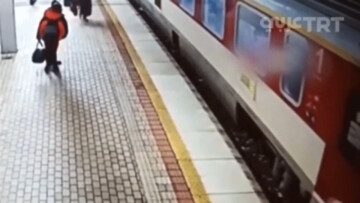 لحظه سقوط زن به زیر قطار هنگام سوار شدن / فیلم