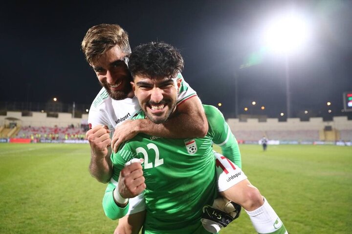 سجده شکر امیر عابدزاده جلو پای پدرش پس از صعود به جام جهانی / فیلم