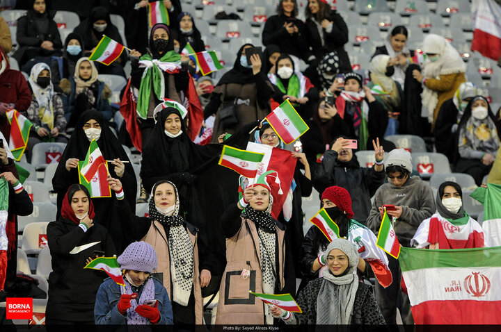 لحظه خروج بانوان هواداران تیم ملی فوتبال ایران از استادیوم آزادی/ فیلم