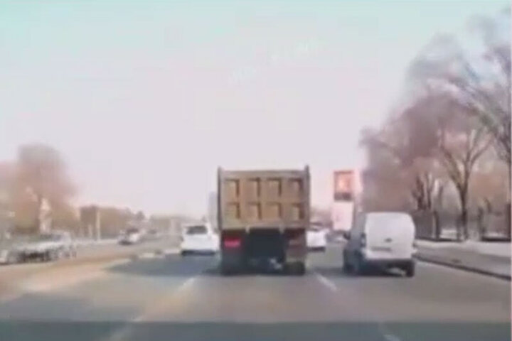 تصادف هولناک یک کامیون وسط بزرگراه / فیلم
