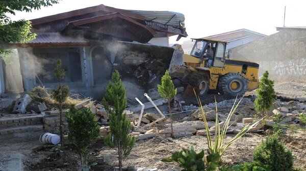 تخریب بنای وزارت نیرو در بستر رودخانه چالوس به دستور رئیس قوه قضائیه / فیلم