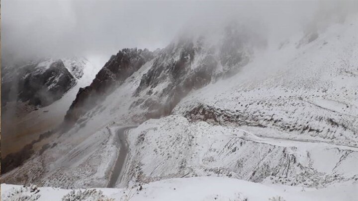 سفیدپوش شدن ارتفاعات بندپی شرقی با بارش برف / فیلم