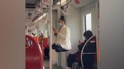 زن جوانی که خود را از دستگیره مترو آویزان کرد! / فیلم