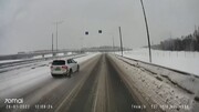 برخورد خودرو با گاردریل به دلیل رانندگی با سرعت زیاد در جاده برفی / فیلم