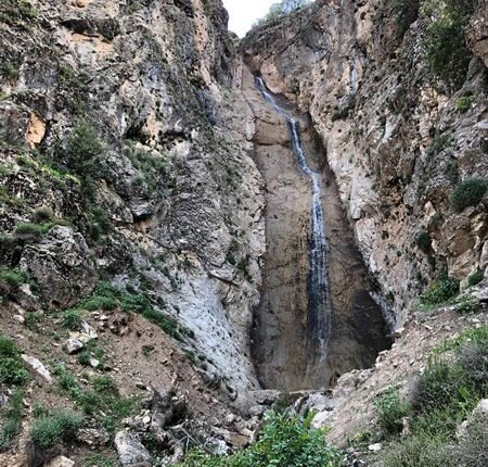 آبشار گچان چشمه ای جاری در ایلام 