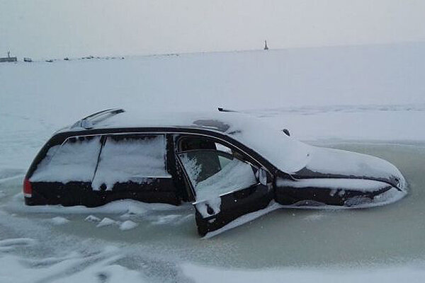 ویدیو وحشتناک و عجیب از یخ‌ زدن خودروها در خیابان‌های روسیه