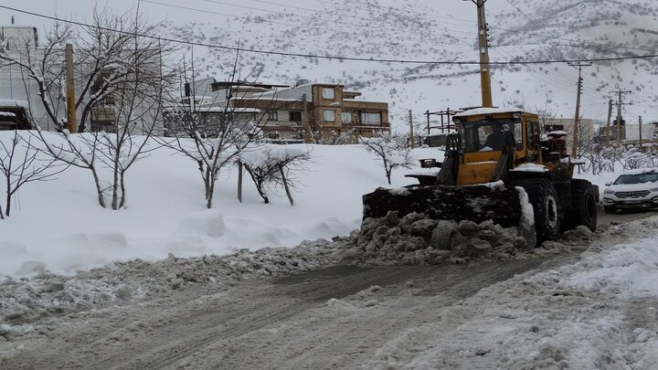 برف روبی شدن راه روستایی بانه / فیلم
