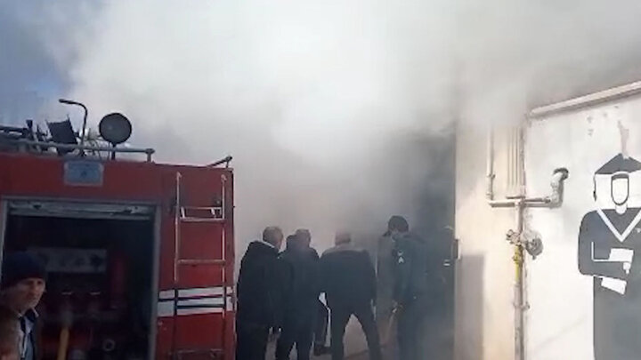 تصاویر هولناک از آتش سوزی بزرگ یک منزل مسکونی در شهر سراب / فیلم