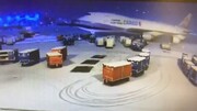لحظه لیز خوردن هواپیمای باری روی باند فرودگاه پس از برف و کولاک / فیلم