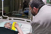 هدیه رهبر انقلاب برای «محمد کاسبی» روی تخت بیمارستان / فیلم