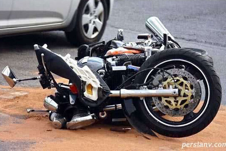 تصادف وحشتناک خودروی شاسی بلند با موتورسیکلت | موتورسوار چندمتر پرتاب شد! / فیلم