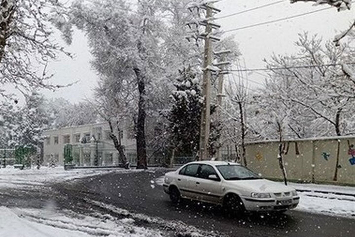 تصاویر چشم نواز از لحظه بارش برف در شمال تهران / فیلم