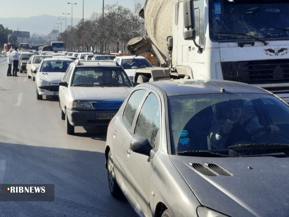 واژگونی وحشتناک تریلی در بزرگراه شهید کلانتری مشهد / فیلم و عکس