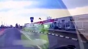 واژگونی وحشتناک خودرو شاسی بلند پس از برخورد با گارد ریل | راننده به بیرون پرتاب شد! / فیلم