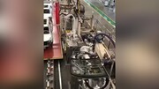 لحظه نصب شیشه خودرو در کارخانه با ربات / فیلم