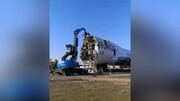 تخریب هواپیما فرسوده با جرثقیل / فیلم