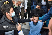 گوش قاتل شهید رنجبر در دست پسرش / عکس