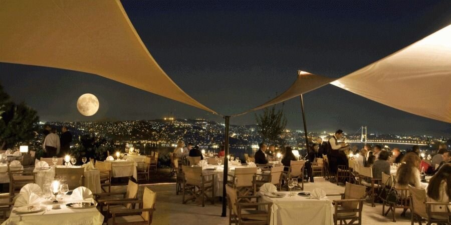 سان ست گریل، یکی از رستوران های معروف استانبول با چشم انداز فوق العاده و غذاهای لذیذی که سبز و آبی را در برآمدگی های اولوس ترکیب کرده است