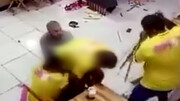 کتک زدن وحشتناک سارق مسلح در رستوران توسط کارگران / فیلم