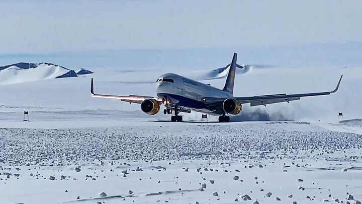 لحظه فرود تماشایی بوئینگ مسافربری روی باند یخ زده قطب جنوب / فیلم